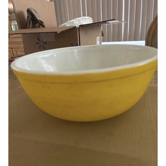 Pyrex Yellow Nesting Mixing Bowl 404 Large 10.25 inch 4 Quart Vintage Pre-loved - Picture 4 of 5